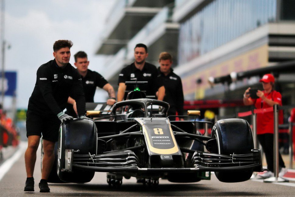 Механик Haas f1