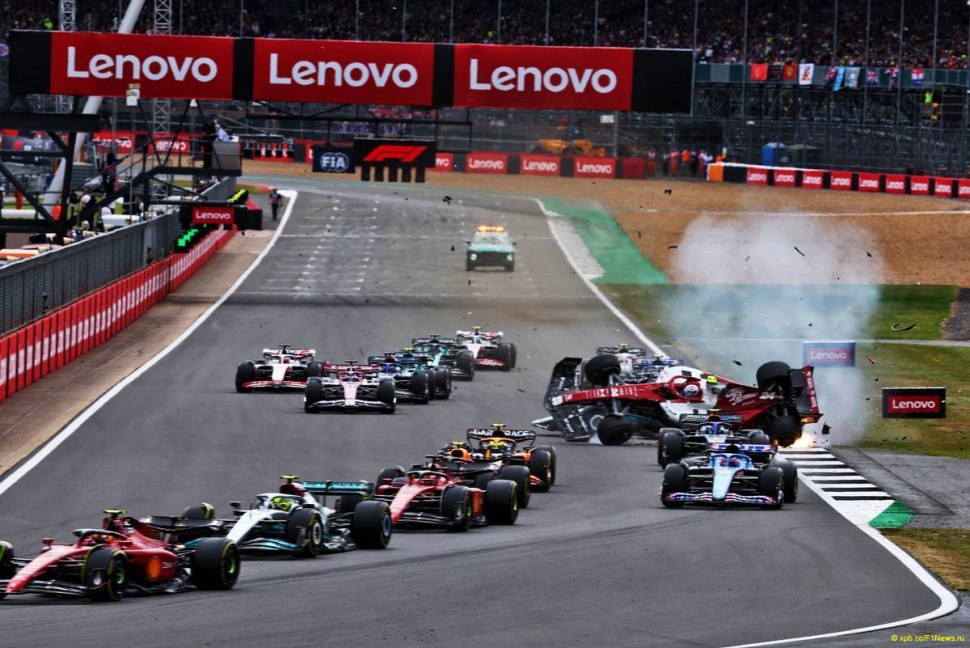 Silverstone f1 2022 crash Zhou