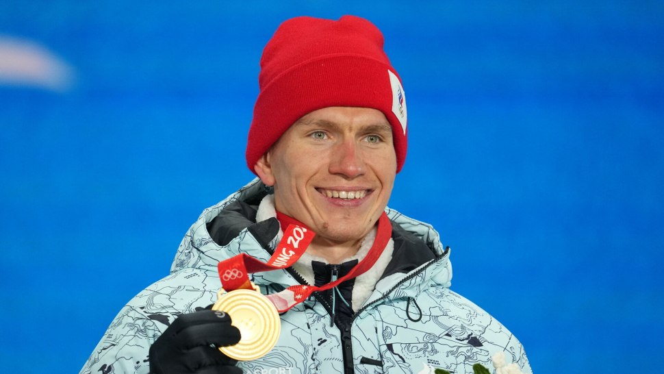 Пекин олимпиада 2022 Александр Большунов награждение