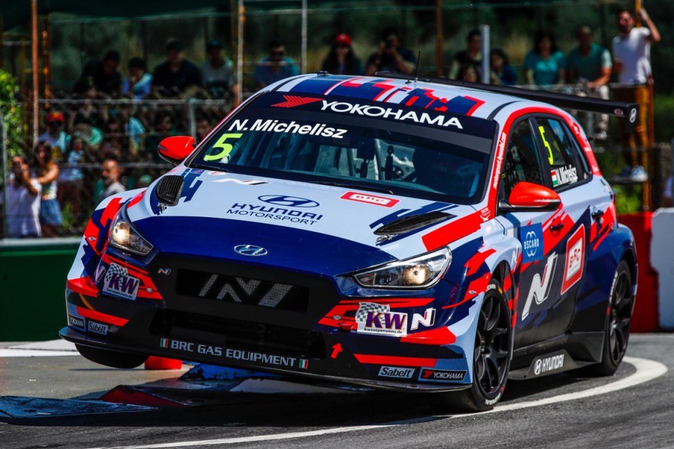 WTCR гонки ведущая