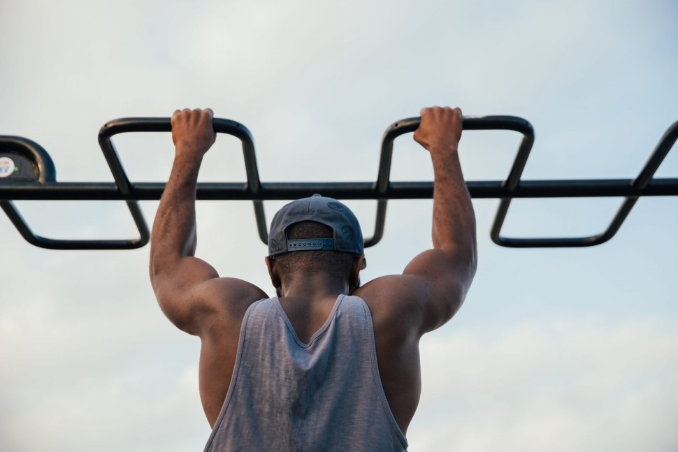 Подтягивания (Pull-ups):
