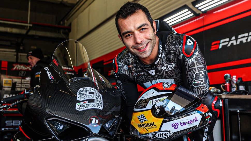 Гонщики MOTOGP В паддоке