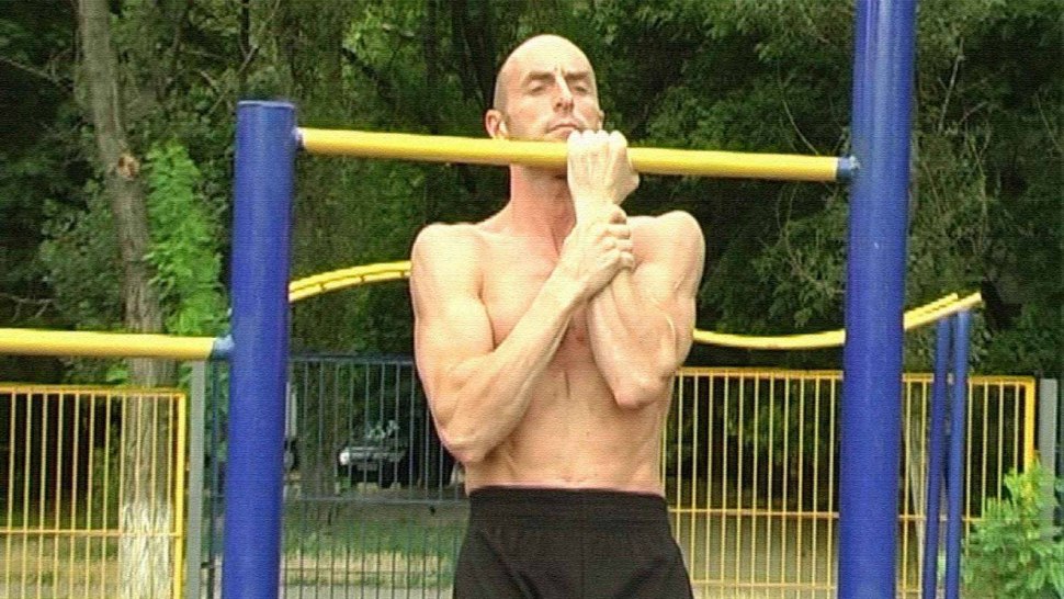 Подтягивания на одной руке с поддержкой
