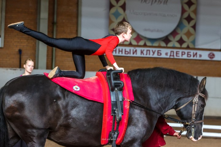 Вольтижер в цирке