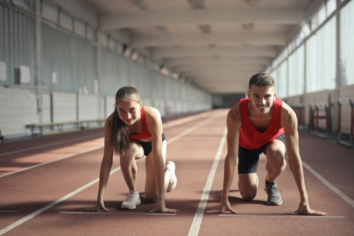 Спортсмен бежит